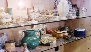 Kringloopwinkel schap